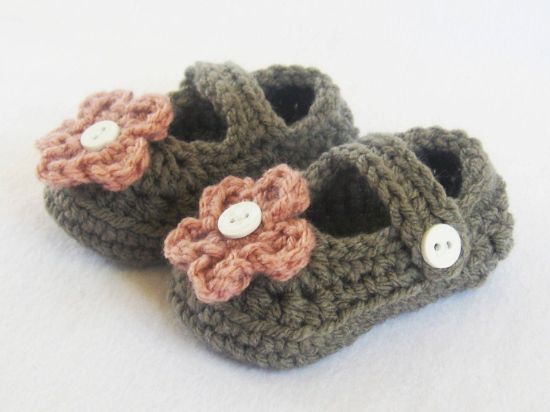 Picture of CROCHET PATTERN - Mary Jane Booties - PDF pattern, crochet shoes, slippers, newborn baby shoes, baby girl, baby shower gift, baby booties